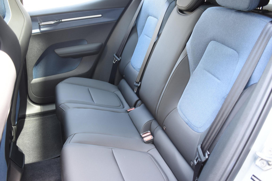 Volvo EX30 Twin Motor Performance Ultra 69 kWh / 428PK / 360 graden camera / Pilot assist / Park assist / Panoramadak / Voorstoelen en stuurwiel verwarmd / Elektrisch verstelbare stoelen