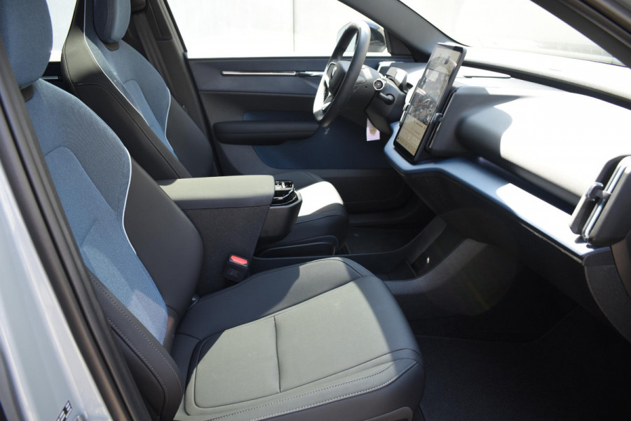 Volvo EX30 Twin Motor Performance Ultra 69 kWh / 428PK / 360 graden camera / Pilot assist / Park assist / Panoramadak / Voorstoelen en stuurwiel verwarmd / Elektrisch verstelbare stoelen