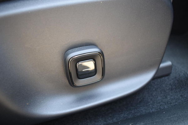 Volvo EX30 Twin Motor Performance Ultra 69 kWh / 428PK / 360 graden camera / Pilot assist / Park assist / Panoramadak / Voorstoelen en stuurwiel verwarmd / Elektrisch verstelbare stoelen