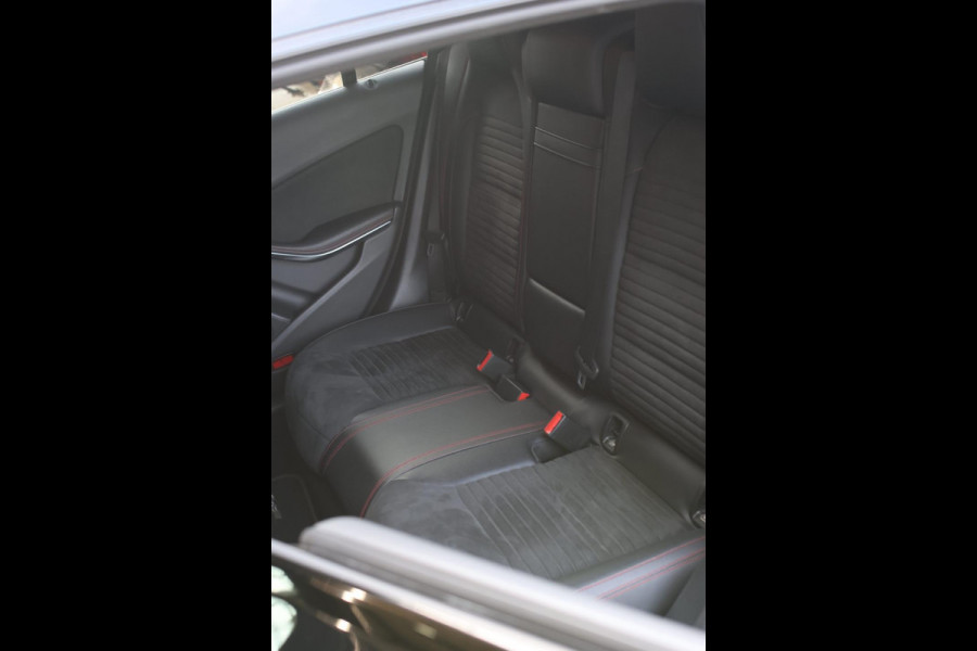 Mercedes-Benz CLA-Klasse Shooting Brake 200 AMG *Pano*Camera*Stoelverwarming*Apple Carplay*