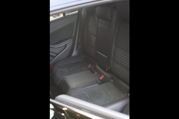 Mercedes-Benz CLA-Klasse Shooting Brake 200 AMG *Pano*Camera*Stoelverwarming*Apple Carplay*
