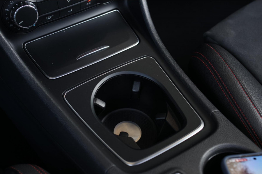 Mercedes-Benz CLA-Klasse Shooting Brake 200 AMG *Pano*Camera*Stoelverwarming*Apple Carplay*