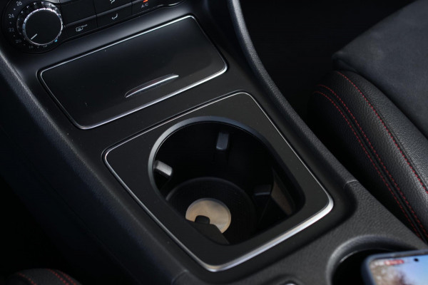 Mercedes-Benz CLA-Klasse Shooting Brake 200 AMG *Pano*Camera*Stoelverwarming*Apple Carplay*