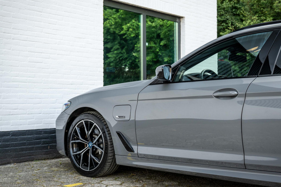 BMW 5 Serie Touring 530e xDrive M-Sport 4-wielsturing Luchtv. Massage