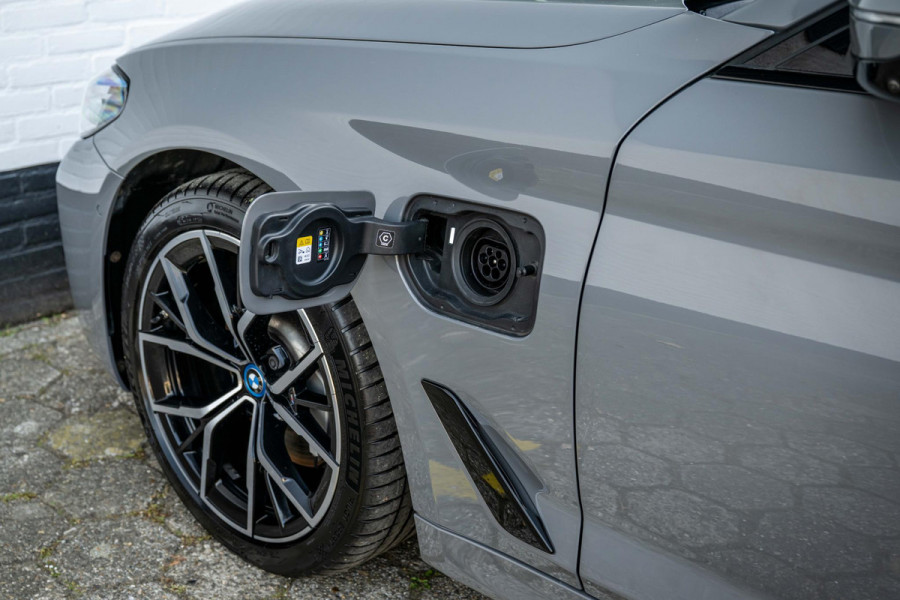BMW 5 Serie Touring 530e xDrive M-Sport 4-wielsturing Luchtv. Massage