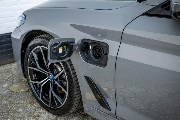 BMW 5 Serie Touring 530e xDrive M-Sport 4-wielsturing Luchtv. Massage