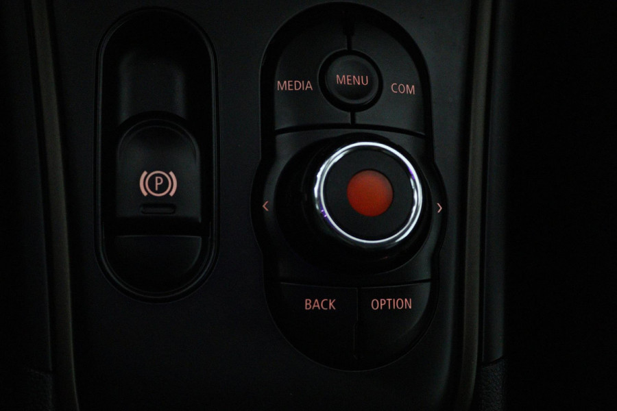 MINI Countryman 1.5 One Dutch Made Edition (PARKEERSENSOREN, STOELVERWARMING, BLUETOOTH, VERWARMDE VOORRUIT)
