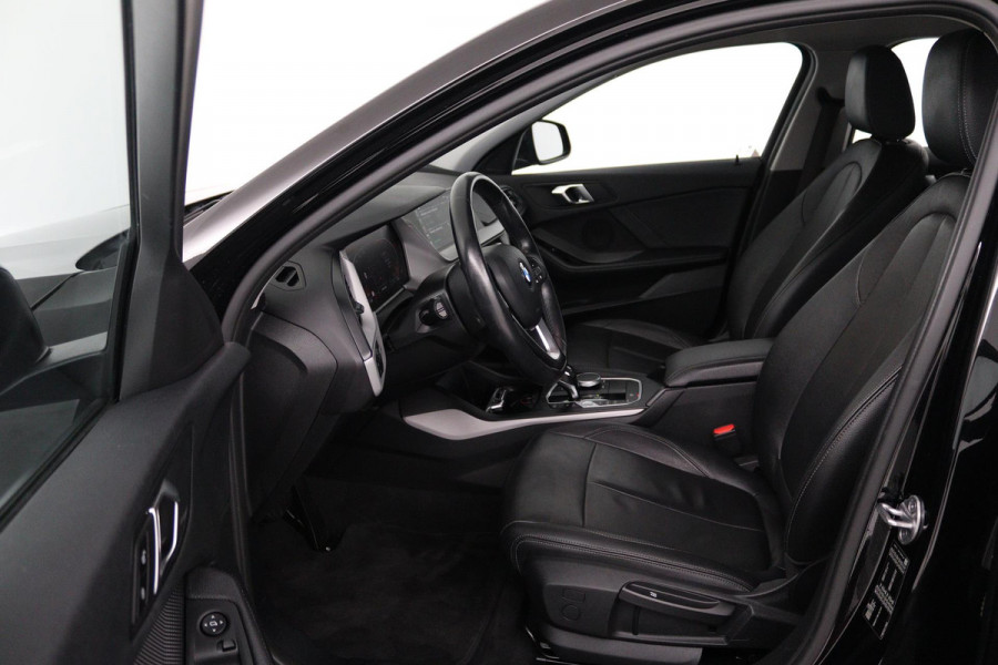 BMW 1-serie 118i High Executive Edition (PARKEERSENSOREN, STOELVERWARMING, CRUISE CONTROL, LEDEREN STOELEN, DEALER ONDERHOUDEN)