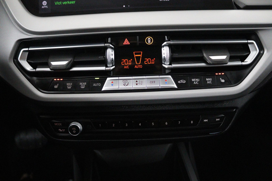 BMW 1-serie 118i High Executive Edition (PARKEERSENSOREN, STOELVERWARMING, CRUISE CONTROL, LEDEREN STOELEN, DEALER ONDERHOUDEN)