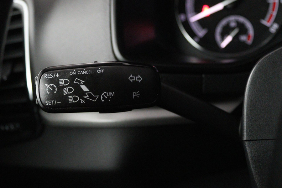 Škoda Karoq 1.5 TSI ACT Ambition Business (ACHTERUITRIJCAMERA, PARKEERSENSOREN, CRUISE CONTROL, NAVIGATIE, AUTOMAAT)