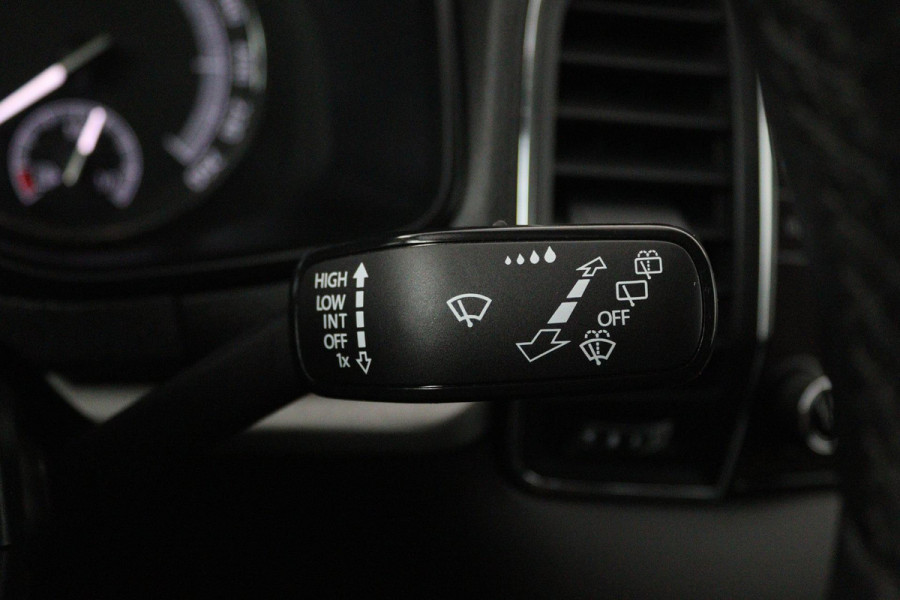 Škoda Karoq 1.5 TSI ACT Ambition Business (ACHTERUITRIJCAMERA, PARKEERSENSOREN, CRUISE CONTROL, NAVIGATIE, AUTOMAAT)