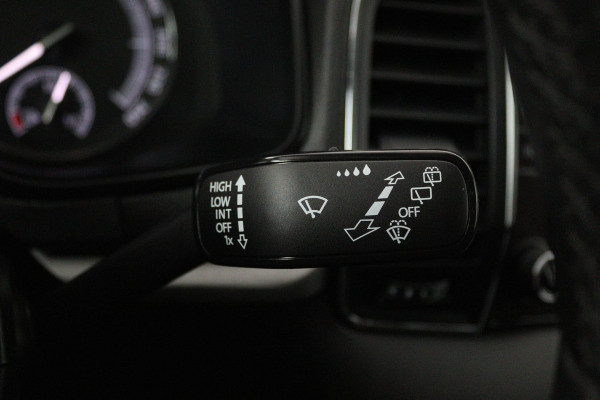 Škoda Karoq 1.5 TSI ACT Ambition Business (ACHTERUITRIJCAMERA, PARKEERSENSOREN, CRUISE CONTROL, NAVIGATIE, AUTOMAAT)