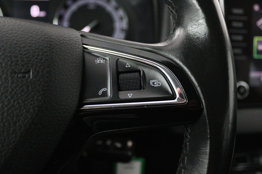 Škoda Karoq 1.5 TSI ACT Ambition Business (ACHTERUITRIJCAMERA, PARKEERSENSOREN, CRUISE CONTROL, NAVIGATIE, AUTOMAAT)