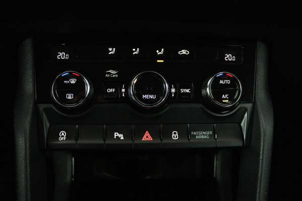 Škoda Karoq 1.5 TSI ACT Ambition Business (ACHTERUITRIJCAMERA, PARKEERSENSOREN, CRUISE CONTROL, NAVIGATIE, AUTOMAAT)
