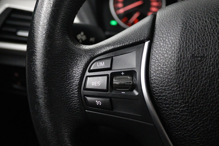 BMW 1-serie 118i Corporate Lease Executive (PARKEERSENSOREN, NAVIGATIE, CRUISE CONTROL, AUTOMAAT, NL-AUTO)