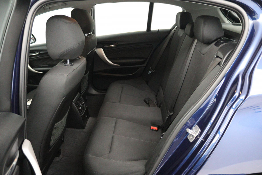 BMW 1-serie 118i Corporate Lease Executive (PARKEERSENSOREN, NAVIGATIE, CRUISE CONTROL, AUTOMAAT, NL-AUTO)