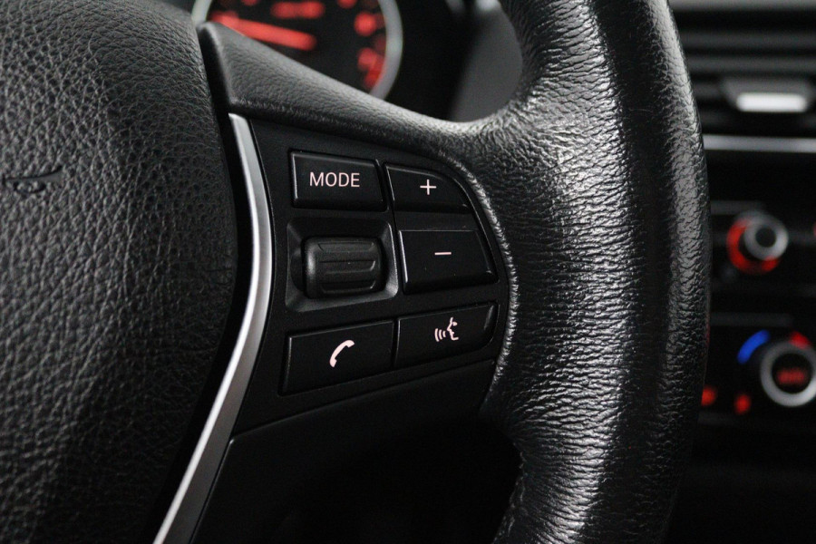 BMW 1-serie 118i Corporate Lease Executive (PARKEERSENSOREN, NAVIGATIE, CRUISE CONTROL, AUTOMAAT, NL-AUTO)