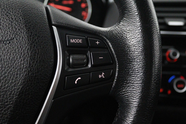 BMW 1-serie 118i Corporate Lease Executive (PARKEERSENSOREN, NAVIGATIE, CRUISE CONTROL, AUTOMAAT, NL-AUTO)