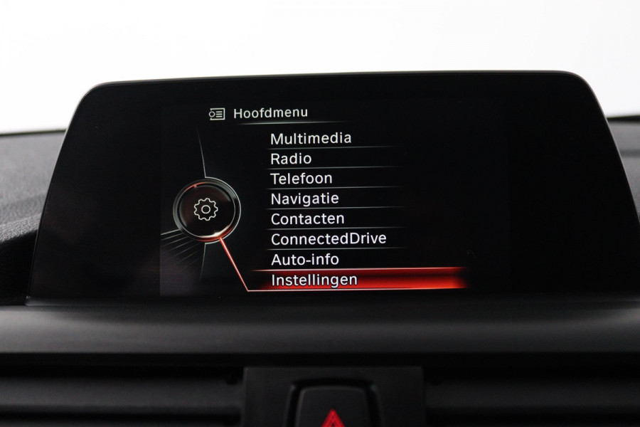 BMW 1-serie 118i Corporate Lease Executive (PARKEERSENSOREN, NAVIGATIE, CRUISE CONTROL, AUTOMAAT, NL-AUTO)