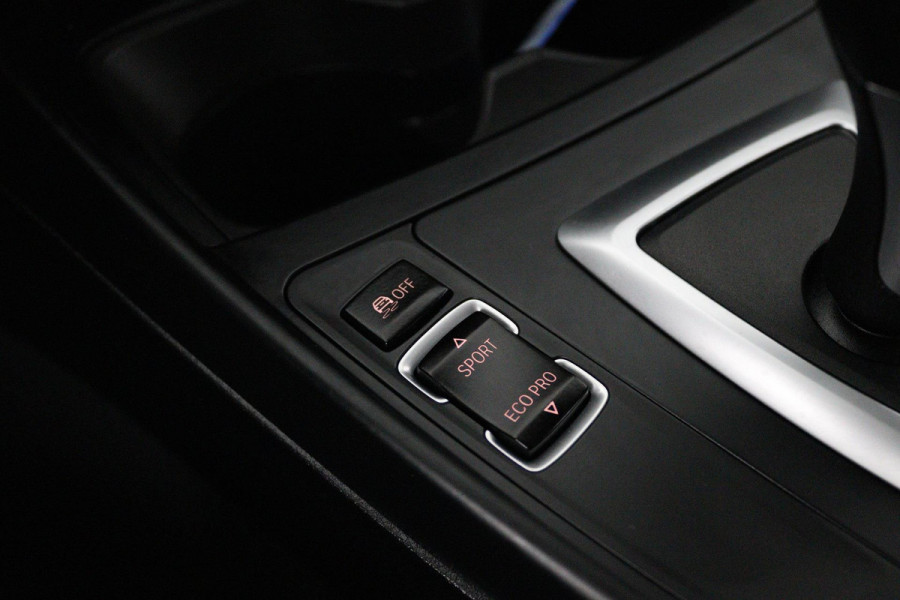 BMW 1-serie 118i Corporate Lease Executive (PARKEERSENSOREN, NAVIGATIE, CRUISE CONTROL, AUTOMAAT, NL-AUTO)