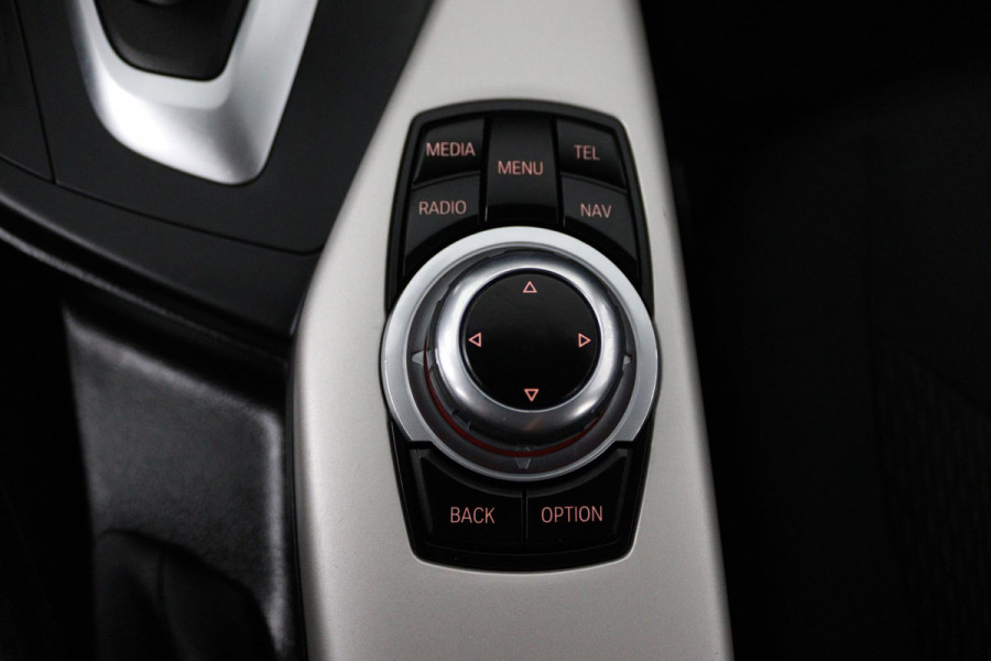 BMW 1-serie 118i Corporate Lease Executive (PARKEERSENSOREN, NAVIGATIE, CRUISE CONTROL, AUTOMAAT, NL-AUTO)