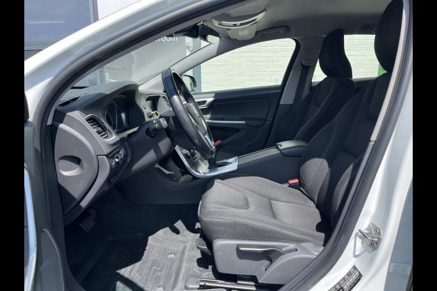 Volvo V60 1.5 T3 Momentum | Automaat | Cruise control | Keyless entry | Achterbank verwarmt | Trekhaak |