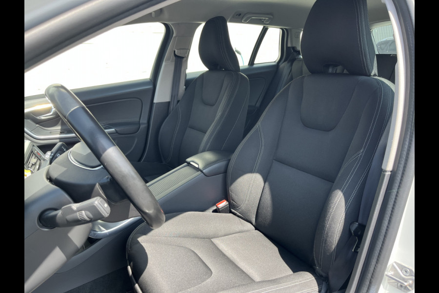 Volvo V60 1.5 T3 Momentum | Automaat | Cruise control | Keyless entry | Achterbank verwarmt | Trekhaak |