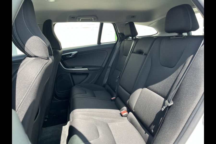 Volvo V60 1.5 T3 Momentum | Automaat | Cruise control | Keyless entry | Achterbank verwarmt | Trekhaak |