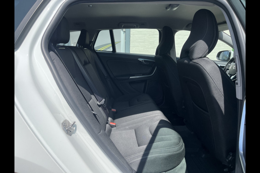 Volvo V60 1.5 T3 Momentum | Automaat | Cruise control | Keyless entry | Achterbank verwarmt | Trekhaak |
