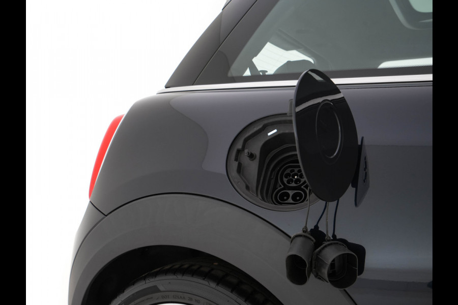 MINI Mini Electric Yours 33 kWh [ 3-Fase ] Aut.*PANO | LUXURY-LEATHER | HARMAN/KARDON-AUDIO | MATRIX-LED | KEYLESS | CAMERA | NAVI-FULLMAP | DIGI-COCKPIT | DAB | HEAD-UP | HEATED-SPORTSEATS | AMBIENT-LIGHT | CCS-FASTLOADER | 17"ALU*