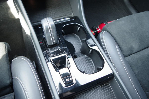 Volvo XC40 1.5 T4 211 PK Recharge R-Design Expression PHEV, Trekhaak, Carplay, LED