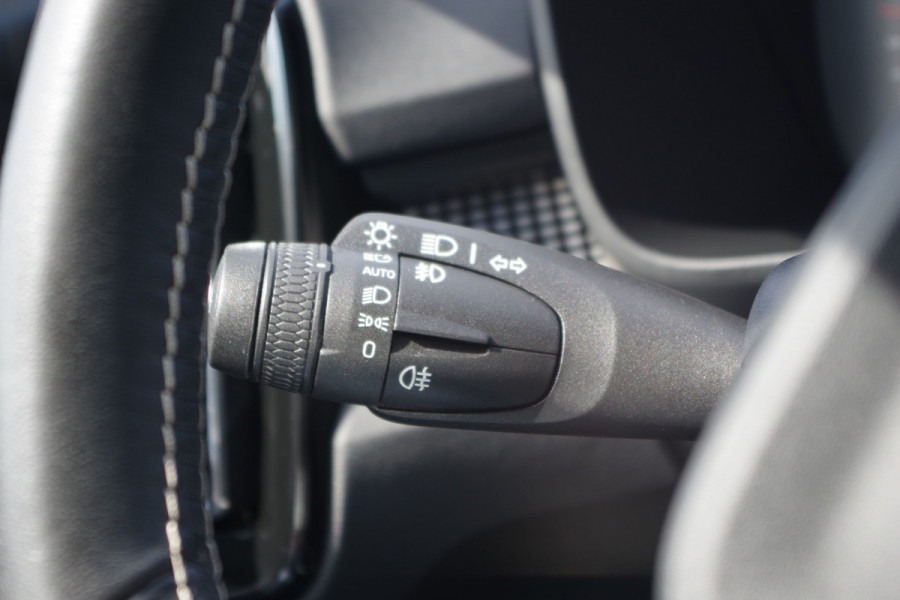 Volvo XC40 1.5 T4 211 PK Recharge R-Design Expression PHEV, Trekhaak, Carplay, LED