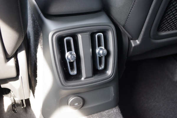 Volvo XC40 1.5 T4 211 PK Recharge R-Design Expression PHEV, Trekhaak, Carplay, LED