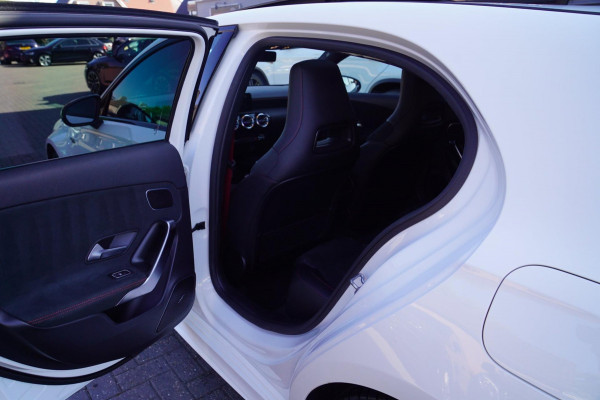 Mercedes-Benz A-Klasse AMG 45 4MATIC+ Premium Plus | Panorama | Sterrenhemel | Sport uitlaat | Burmester | Luxe leder/Alcantara |