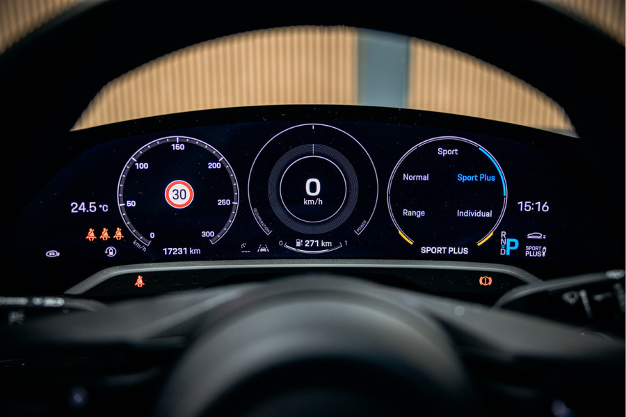 Porsche Taycan Performance 84 kWh Goed uitgevoerde Taycan met lage km stand NL geleverd