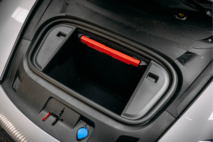 Porsche Taycan Performance 84 kWh Goed uitgevoerde Taycan met lage km stand NL geleverd