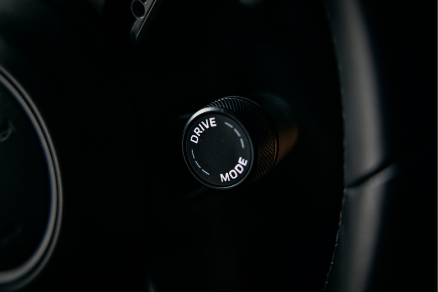 Porsche Taycan Performance 84 kWh Goed uitgevoerde Taycan met lage km stand NL geleverd