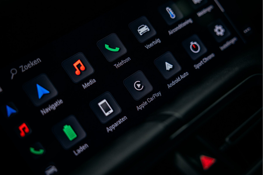 Porsche Taycan Performance 84 kWh Goed uitgevoerde Taycan met lage km stand NL geleverd
