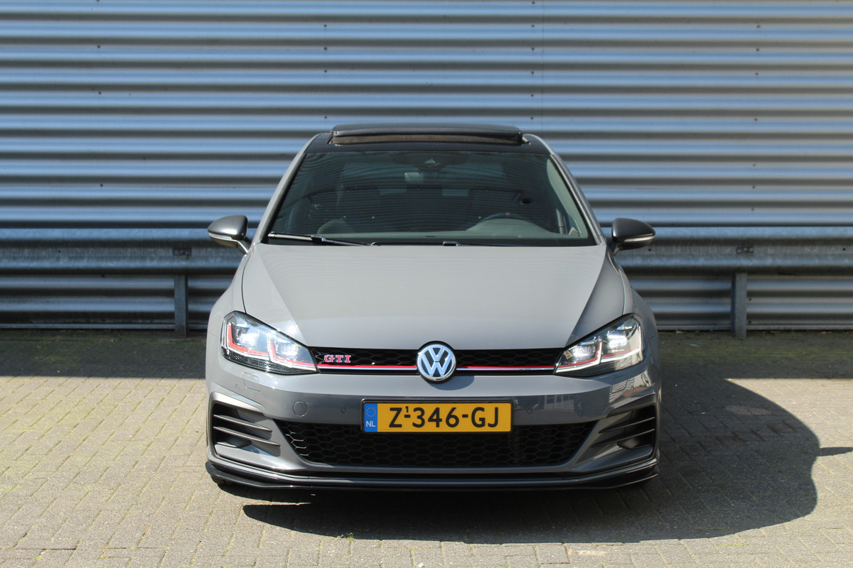 Volkswagen Golf 2.0 TSI GTI TCR 290pk DSG7 Panoramadak Clima Cruise Navi Camera DynAudio Keyless Zwarte 19"LMV Volkswagen Golf 2.0 TSI GTI TCR 290pk DSG7 Panoramadak Clima Cruise Navi Camera DynAudio Keyless Zwarte 19"LMV