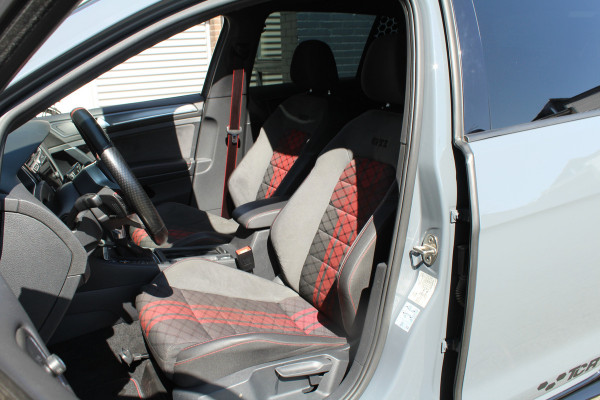 Volkswagen Golf 2.0 TSI GTI TCR 290pk DSG7 Panoramadak Clima Cruise Navi Camera DynAudio Keyless Zwarte 19"LMV