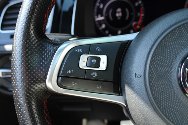 Volkswagen Golf 2.0 TSI GTI TCR 290pk DSG7 Panoramadak Clima Cruise Navi Camera DynAudio Keyless Zwarte 19"LMV