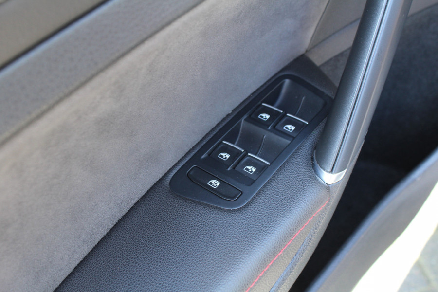 Volkswagen Golf 2.0 TSI GTI TCR 290pk DSG7 Panoramadak Clima Cruise Navi Camera DynAudio Keyless Zwarte 19"LMV