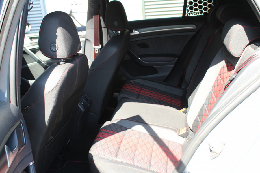 Volkswagen Golf 2.0 TSI GTI TCR 290pk DSG7 Panoramadak Clima Cruise Navi Camera DynAudio Keyless Zwarte 19"LMV