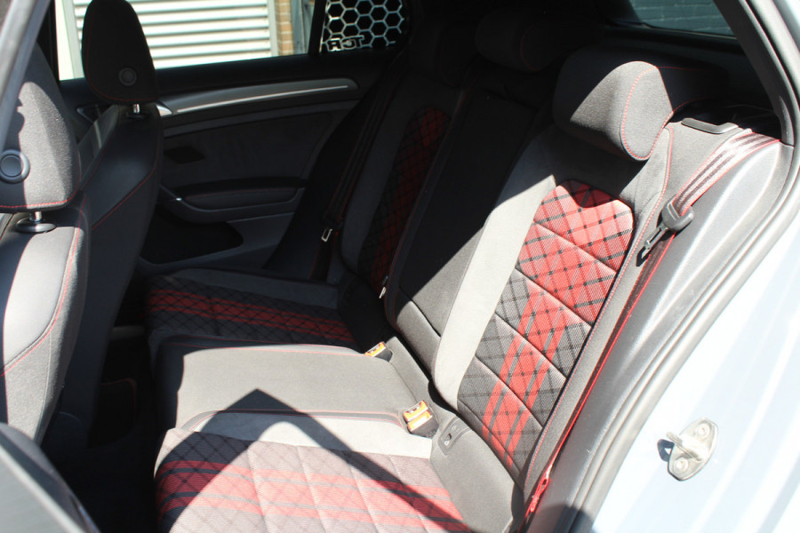 Volkswagen Golf 2.0 TSI GTI TCR 290pk DSG7 Panoramadak Clima Cruise Navi Camera DynAudio Keyless Zwarte 19"LMV