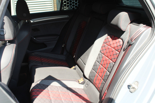 Volkswagen Golf 2.0 TSI GTI TCR 290pk DSG7 Panoramadak Clima Cruise Navi Camera DynAudio Keyless Zwarte 19"LMV