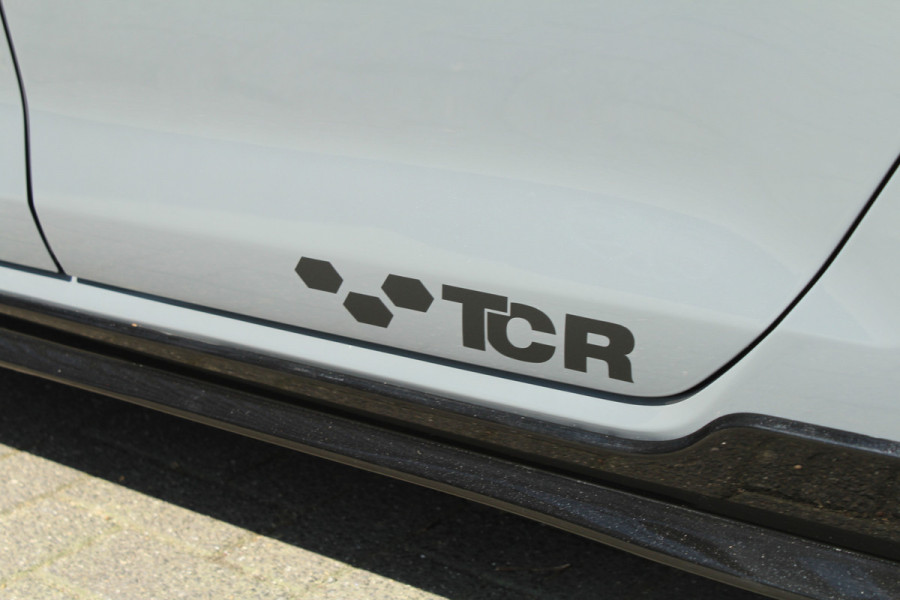 Volkswagen Golf 2.0 TSI GTI TCR 290pk DSG7 Panoramadak Clima Cruise Navi Camera DynAudio Keyless Zwarte 19"LMV