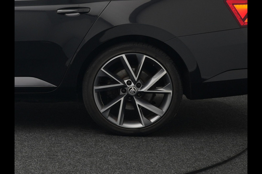 Škoda Superb Combi 1.4 TSI iV Sportline Plug In Hybrid 218pk PHEV | Trekhaak af Fabriek | Adaptive Cruise | Alcantara RS Sportstoelen Verwarmd | Canton Audio | 19"L.M |  | Chrystal LED | Virtual |