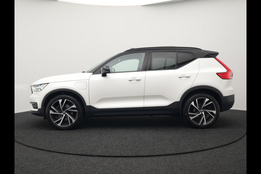 Volvo XC40 T5 Recharge R-Design Plug In Hybrid 261pk Dealer O.H. PHEV | Panodak | Alcantara Sportstoelen | Adaptive Cruise | Pilot Assist | Navigatie | Camera | DAB | Stoel & Stuurverwarming | L.M. 20" |