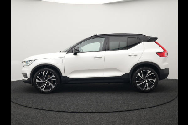 Volvo XC40 T5 Recharge R-Design Plug In Hybrid 261pk Dealer O.H. PHEV | Panodak | Alcantara Sportstoelen | Adaptive Cruise | Pilot Assist | Navigatie | Camera | DAB | Stoel & Stuurverwarming | L.M. 20" |