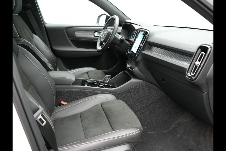 Volvo XC40 T5 Recharge R-Design Plug In Hybrid 261pk Dealer O.H. PHEV | Panodak | Alcantara Sportstoelen | Adaptive Cruise | Pilot Assist | Navigatie | Camera | DAB | Stoel & Stuurverwarming | L.M. 20" |